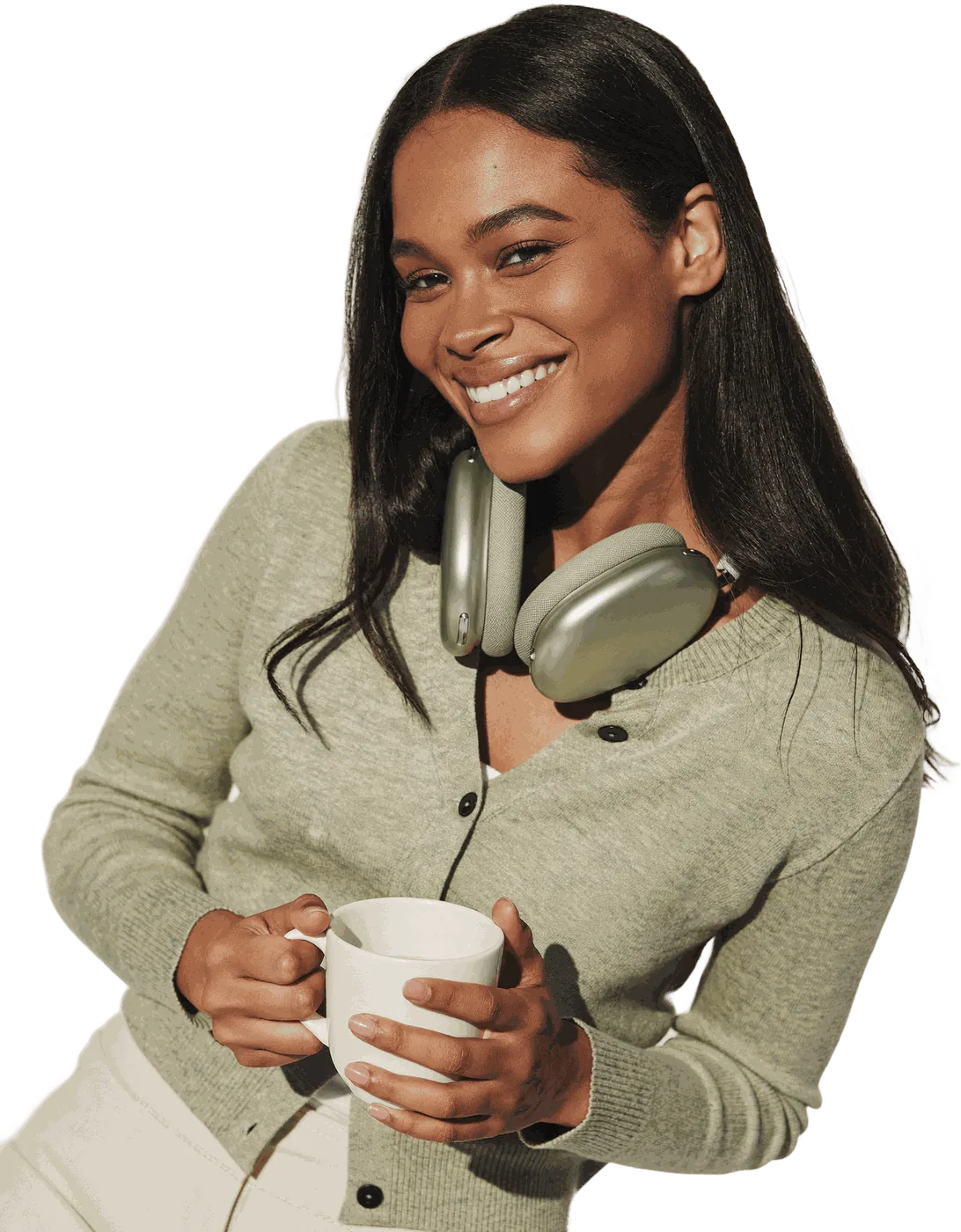 Imagen ilustrativa generada con IA: mujer con auriculares al cuello y una taza en las manos, sonriendo, recortada saliendo de una forma verde redondeada.