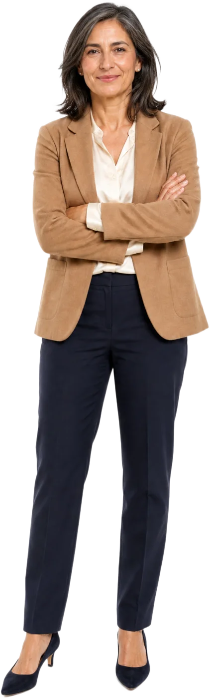 Imagem ilustrativa gerada por IA: mulher de cabelo escuro com madeixas grisalhas e blazer camelo, de braços cruzados e com um sorriso calmo, sobre o painel escuro do convite final.