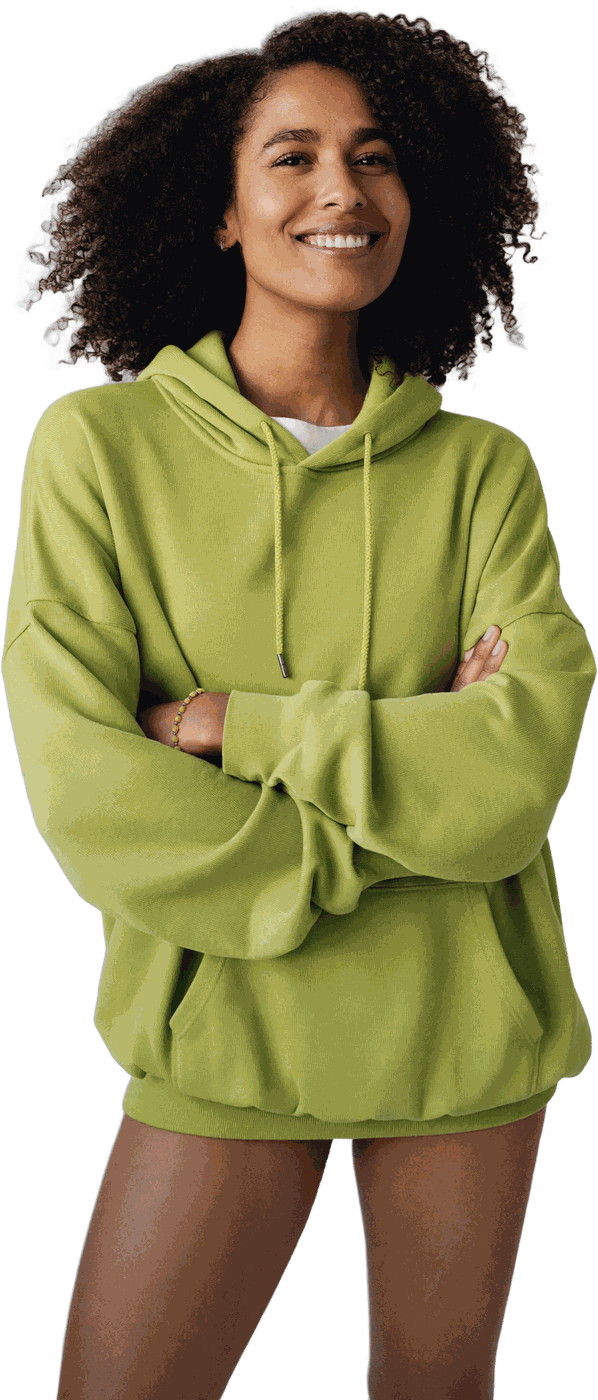 Imagem ilustrativa gerada por IA: mulher de braços cruzados, a sorrir com confiança, com um hoodie verde-lima, recortada sobre o painel escuro.
