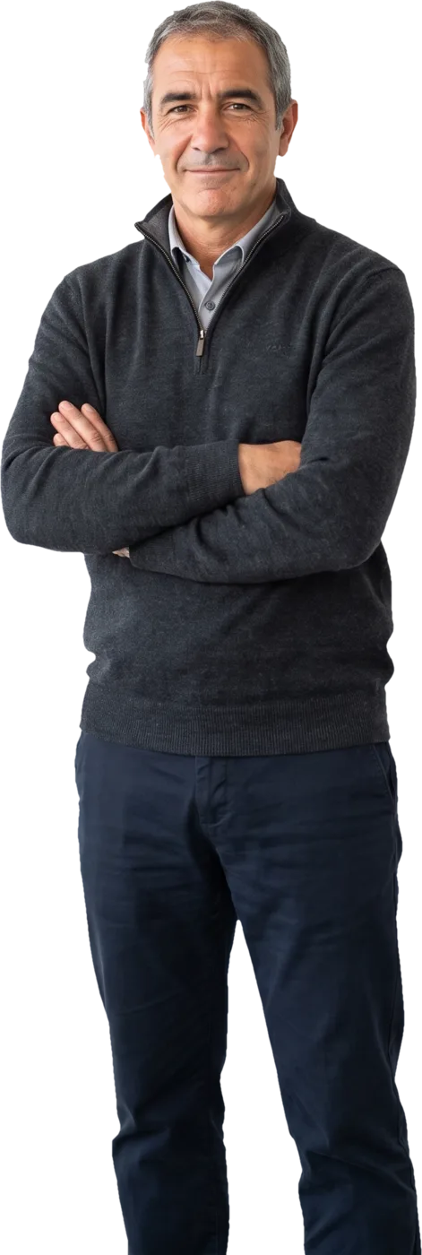 Imagem ilustrativa gerada por IA: homem de cabelo grisalho e camisola escura, de braços cruzados e com um sorriso calmo, recortado sobre o painel escuro do convite final.