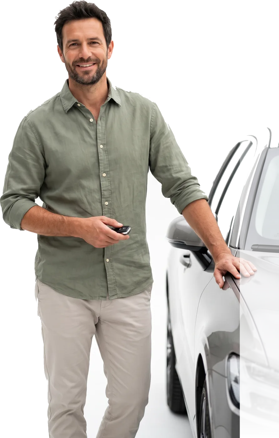 Imagem ilustrativa gerada por IA: homem de camisa verde-sage e calças claras, a sorrir com a chave de um carro na mão e a outra mão pousada na porta de uma carrinha cinzenta, recortado sobre um campo claro arredondado.