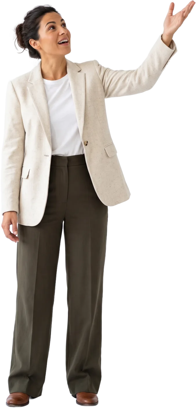 Imagem ilustrativa gerada por IA: mulher de blazer creme e calças verde-escuras, a falar entusiasmada e a apontar para cima na direção dos números, recortada sobre uma forma clara arredondada.