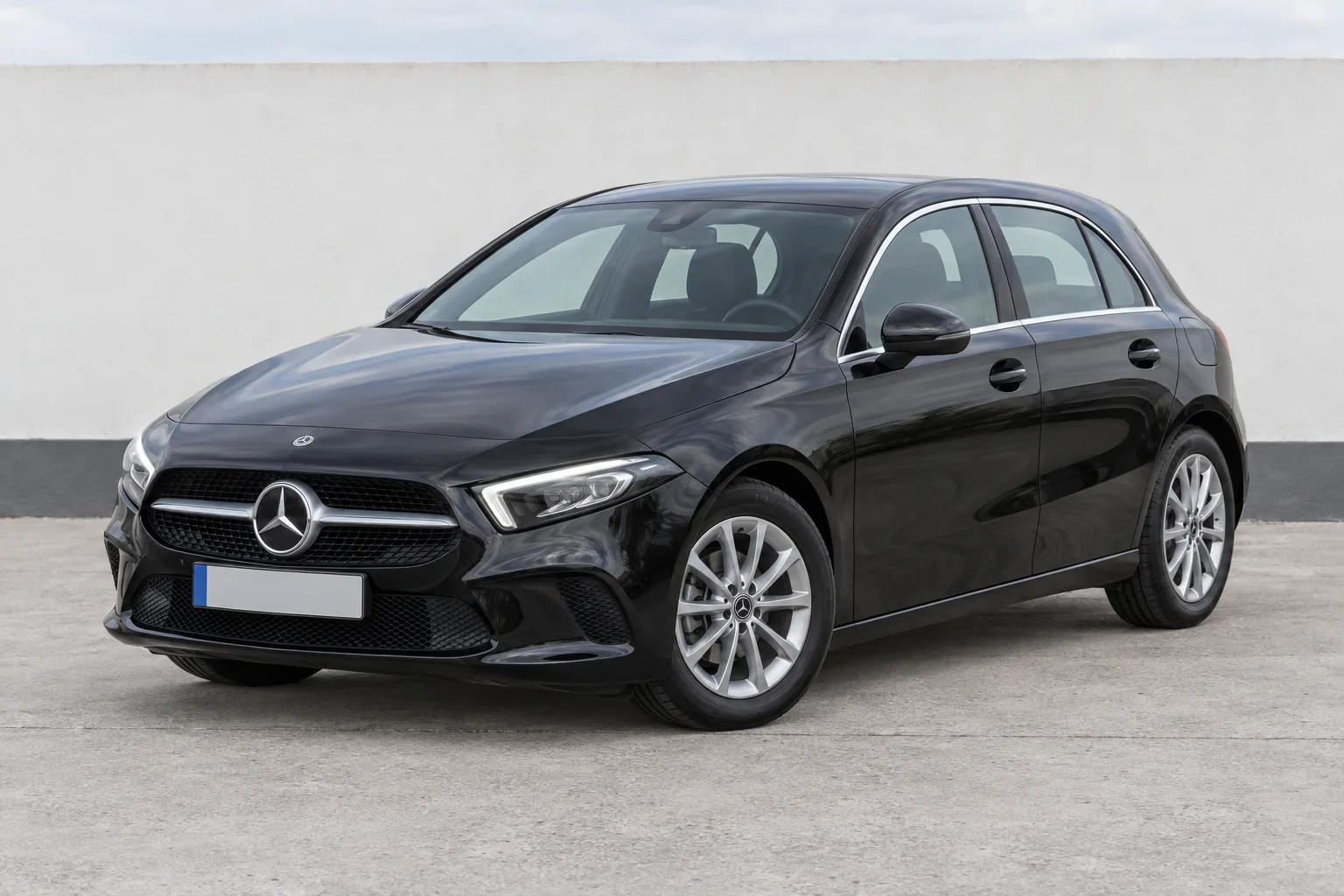 Mercedes-Benz Classe A Preto Cosmos metalizado, frente a três quartos
