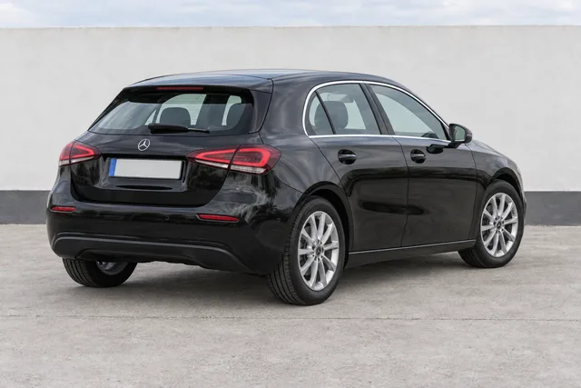 Mercedes-Benz Classe A Preto Cosmos metalizado, traseira a três quartos