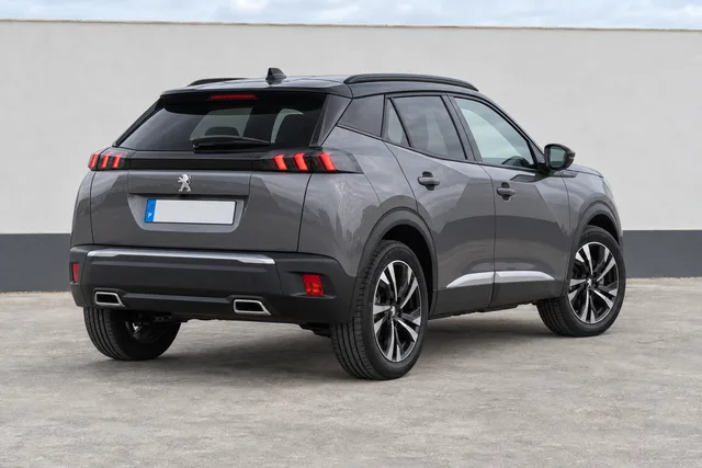 Peugeot 2008 Cinzento Artense, traseira a três quartos