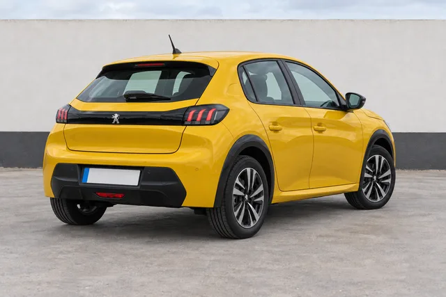 Peugeot 208 Amarelo Faro, traseira a três quartos