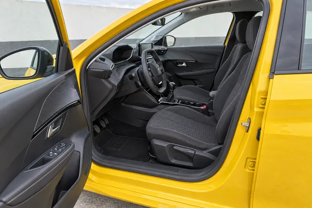 Peugeot 208 Amarelo Faro, bancos da frente