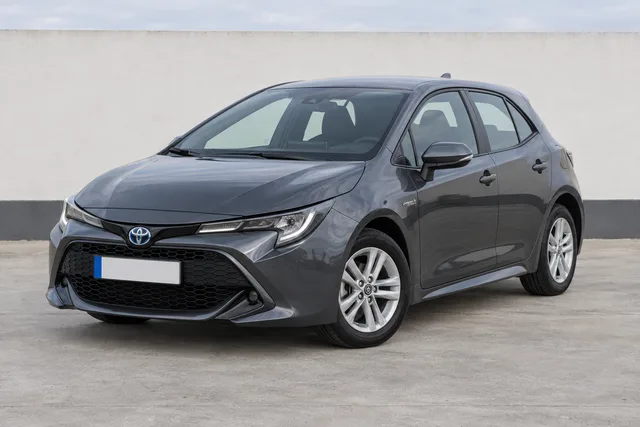 Toyota Corolla Cinzento Metalizado, vista de frente a três quartos