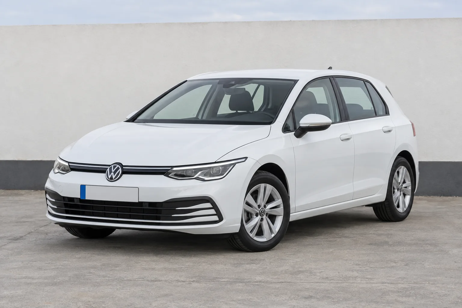 Volkswagen Golf Branco Puro, frente a três quartos