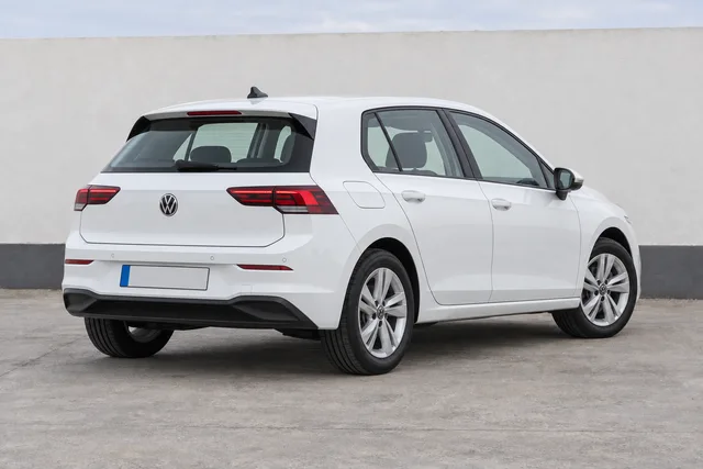 Volkswagen Golf Branco Puro, traseira a três quartos