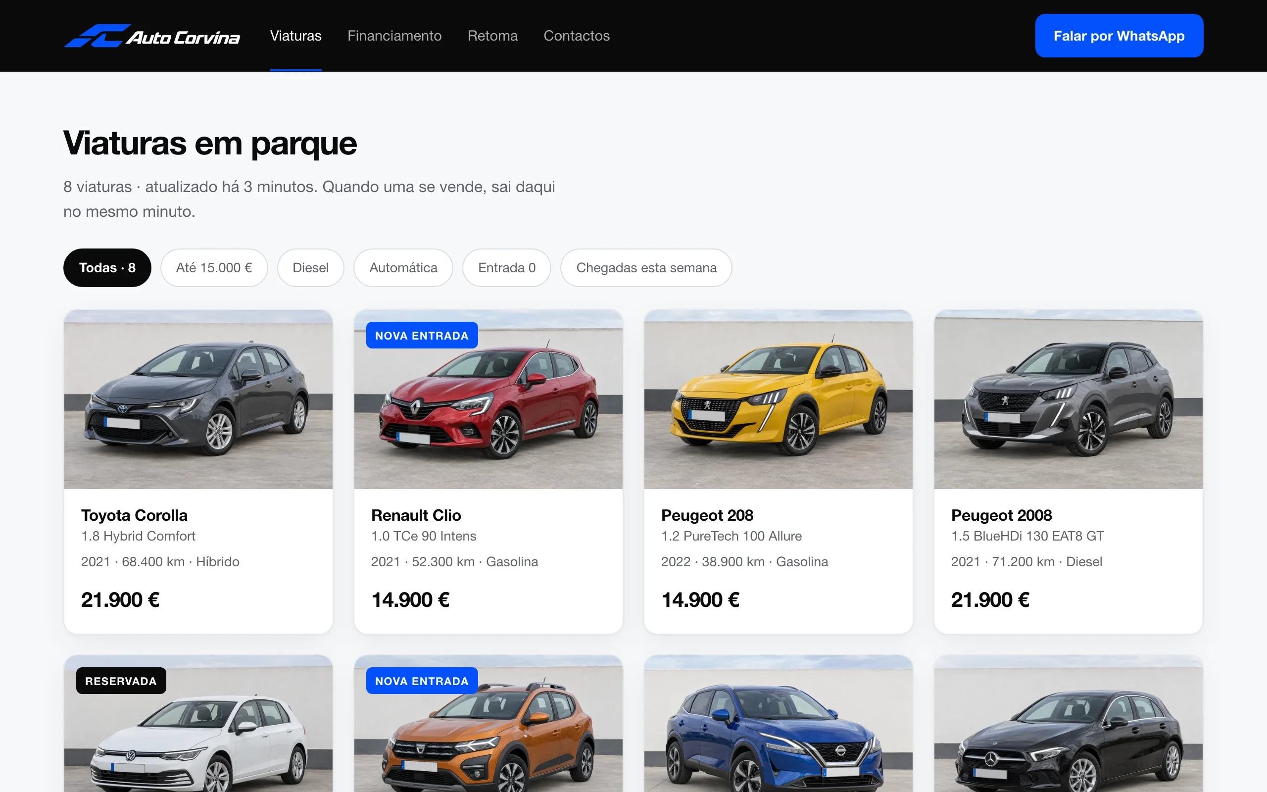 Captura da grelha de viaturas do stand de demonstração, com oito carros, filtros por preço e combustível, e etiquetas de nova entrada e reservada.